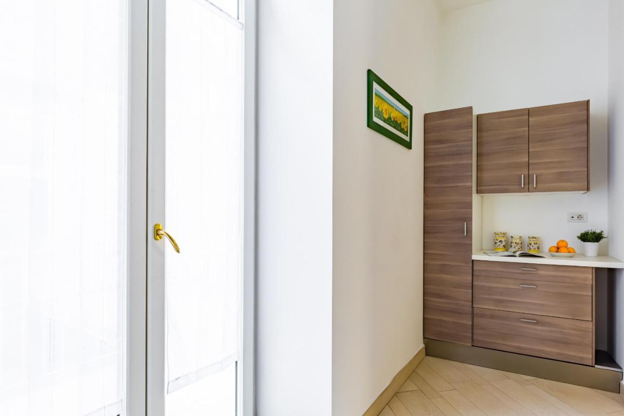 Apartment With Balcony In Palazzo Diaz By Wonderful Italy Naples Exterior photo